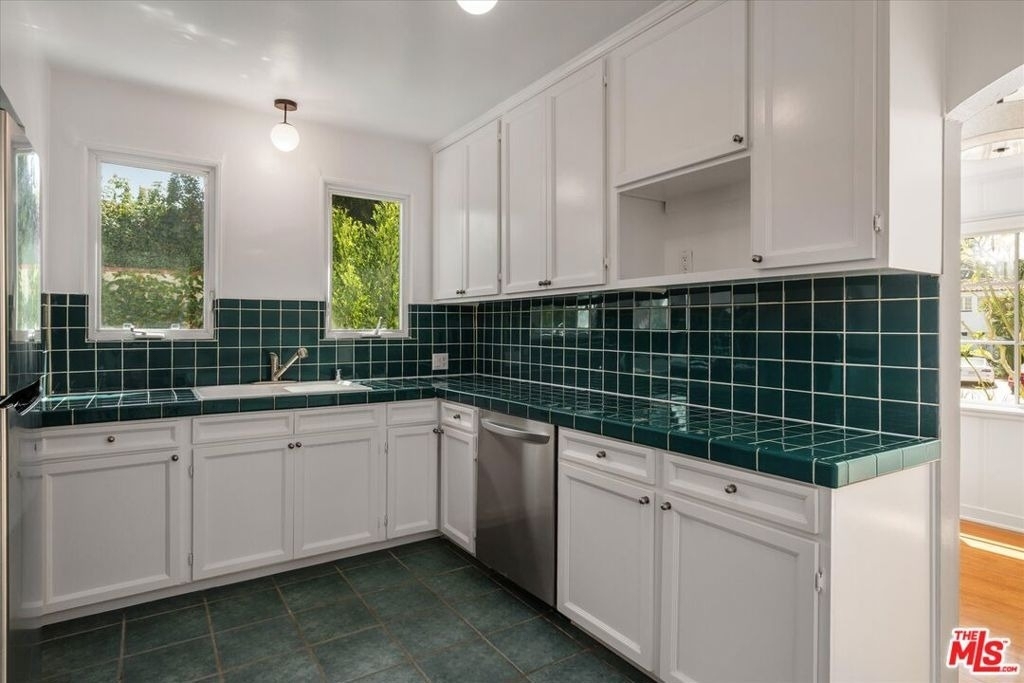 627 26th Street - Photo 8