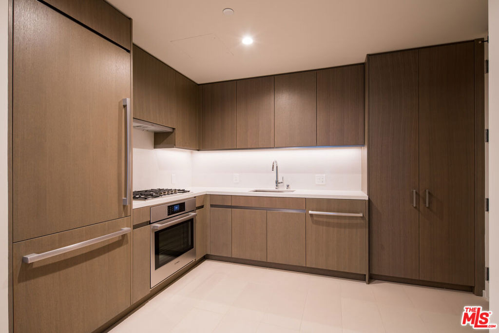 889 Francisco Street - Photo 2