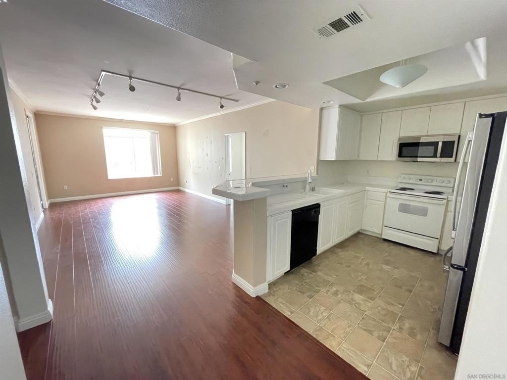 9229 Regents Rd - Photo 0