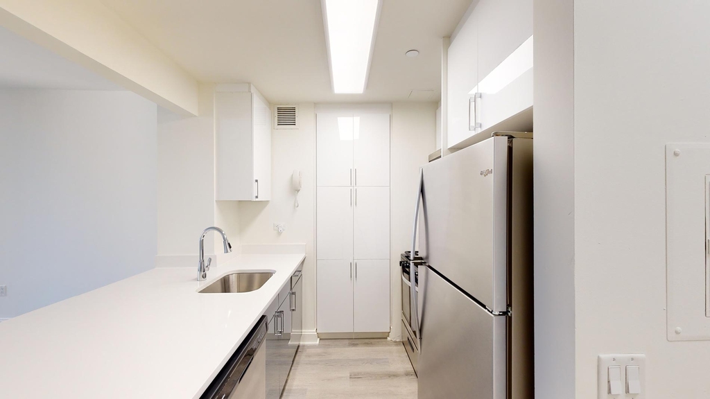 10 Hanover Square - Photo 1