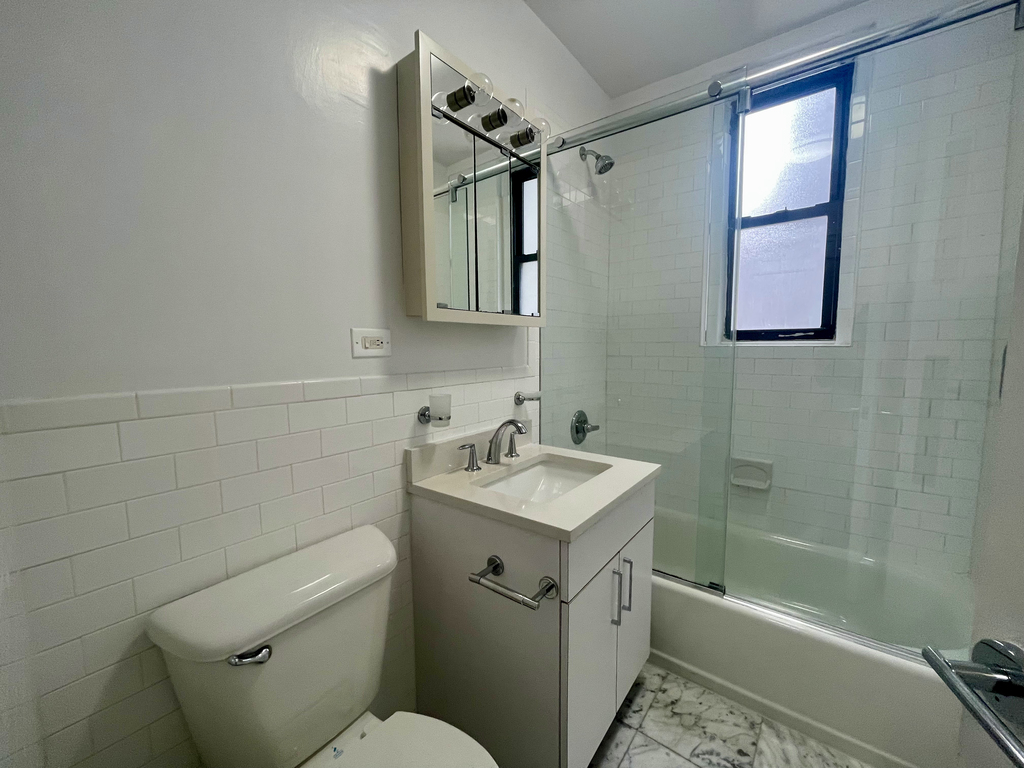 East 46th Street - Photo 6