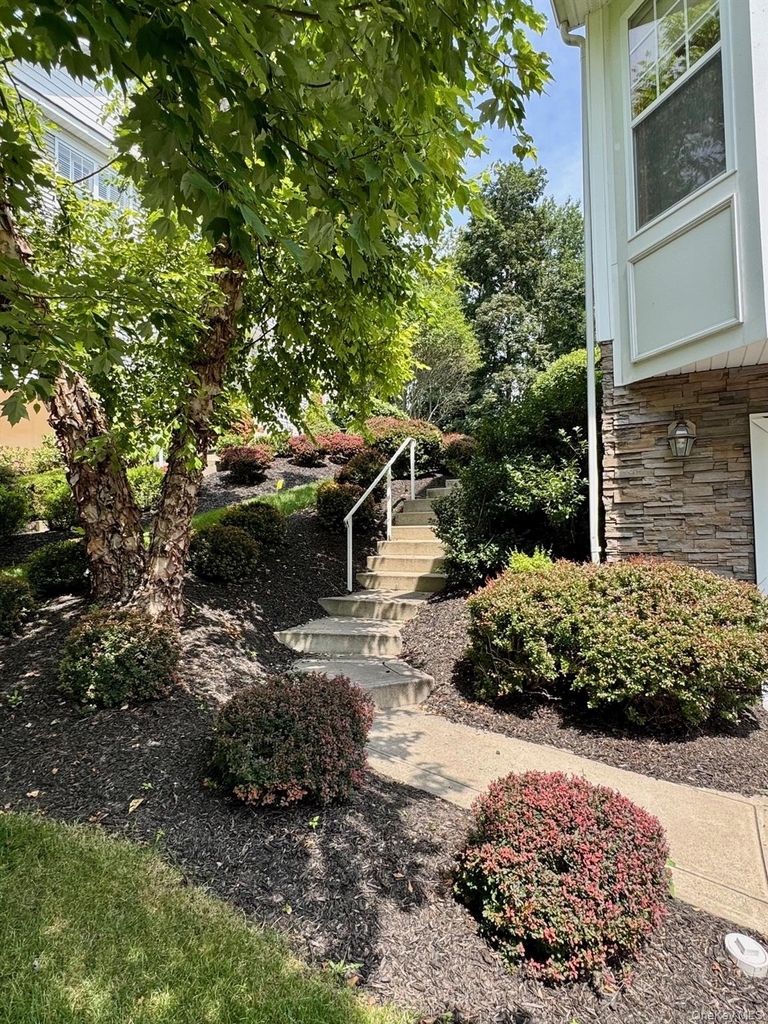 8 Green Court - Photo 2