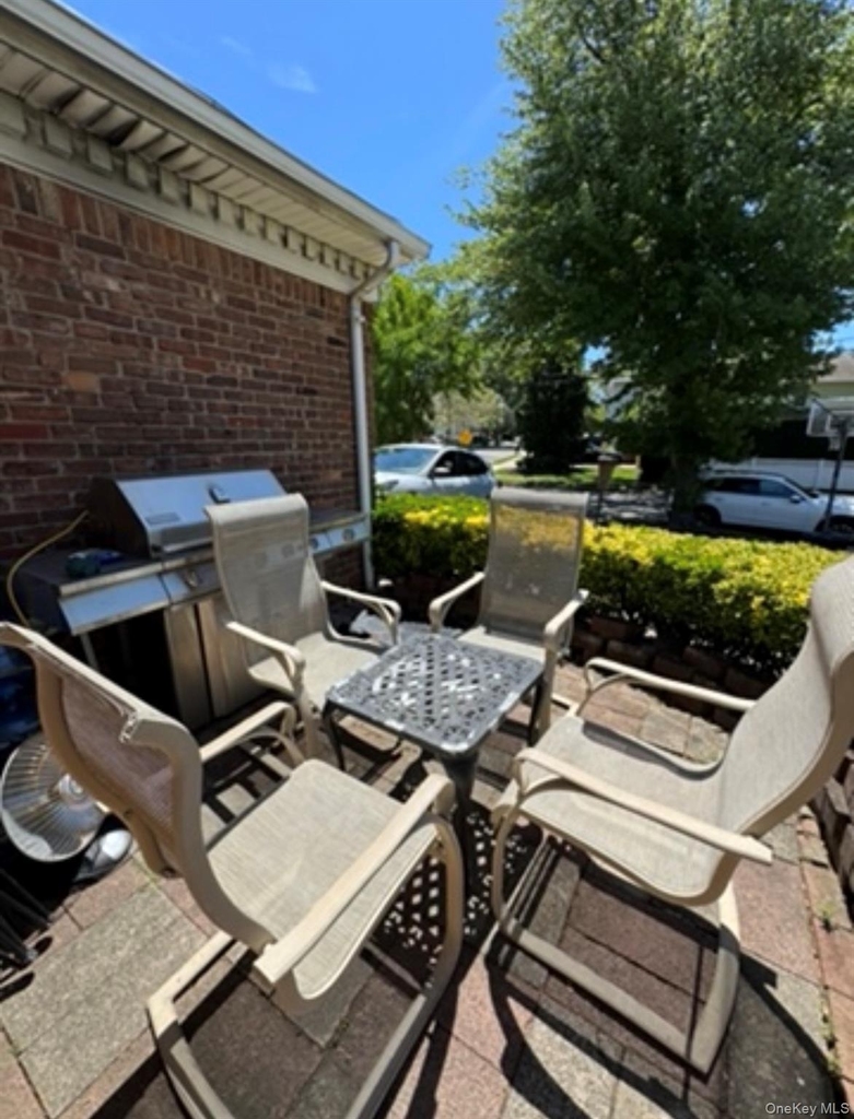 1498 Kew Avenue - Photo 1