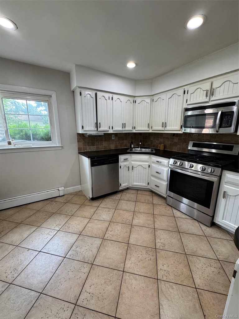 1498 Kew Avenue - Photo 3