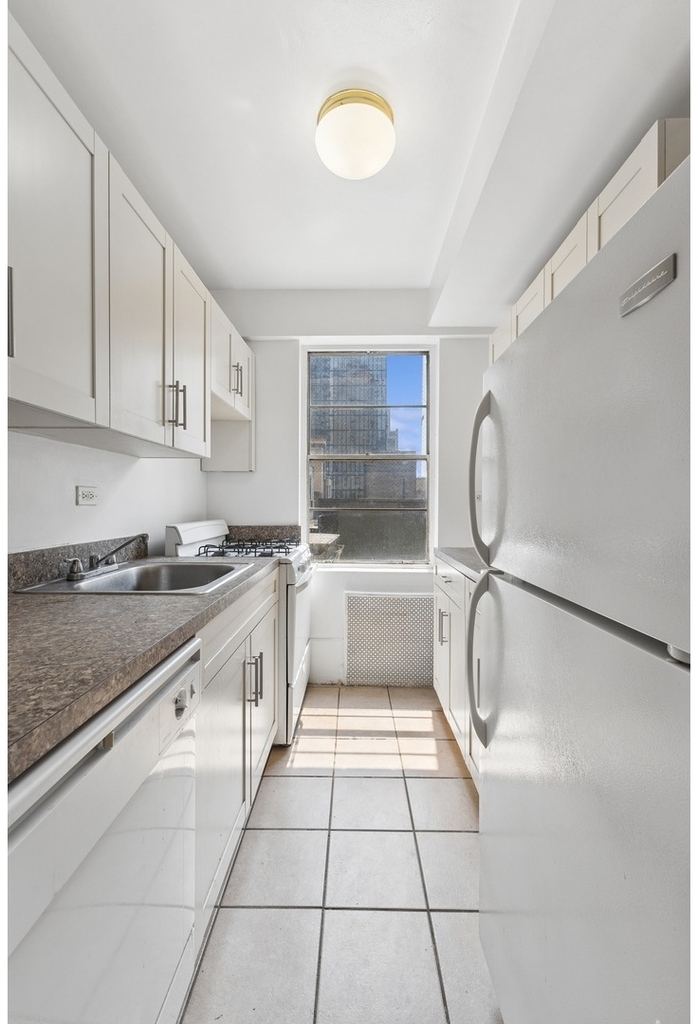 225 E 46th Street - Photo 2