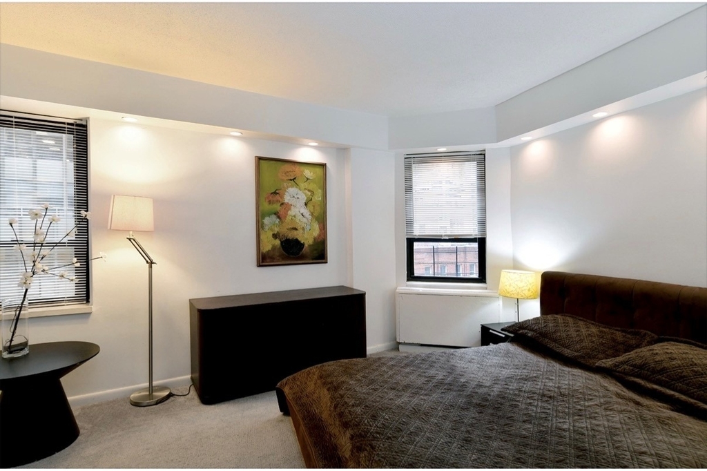 210 E 47th Street - Photo 10