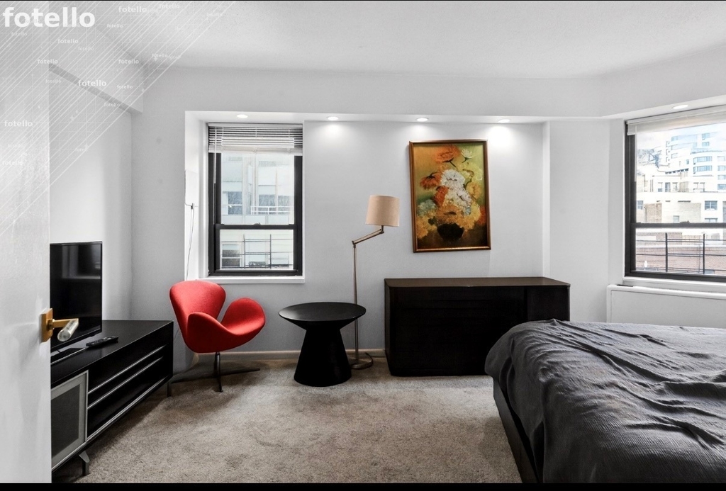 210 E 47th Street - Photo 8