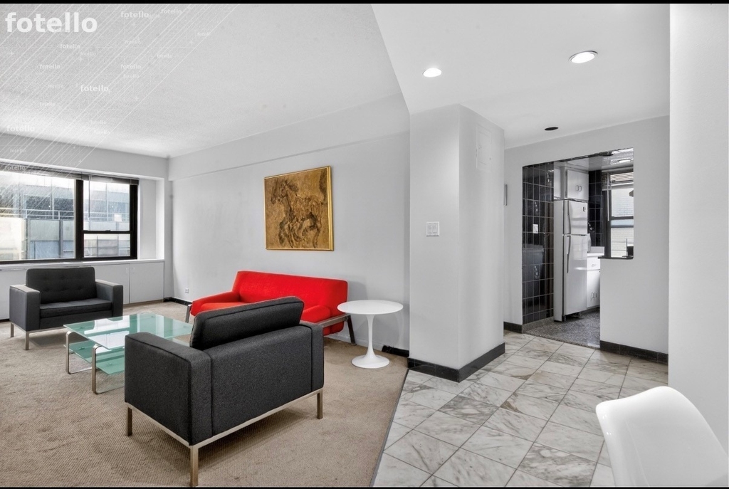 210 E 47th Street - Photo 2