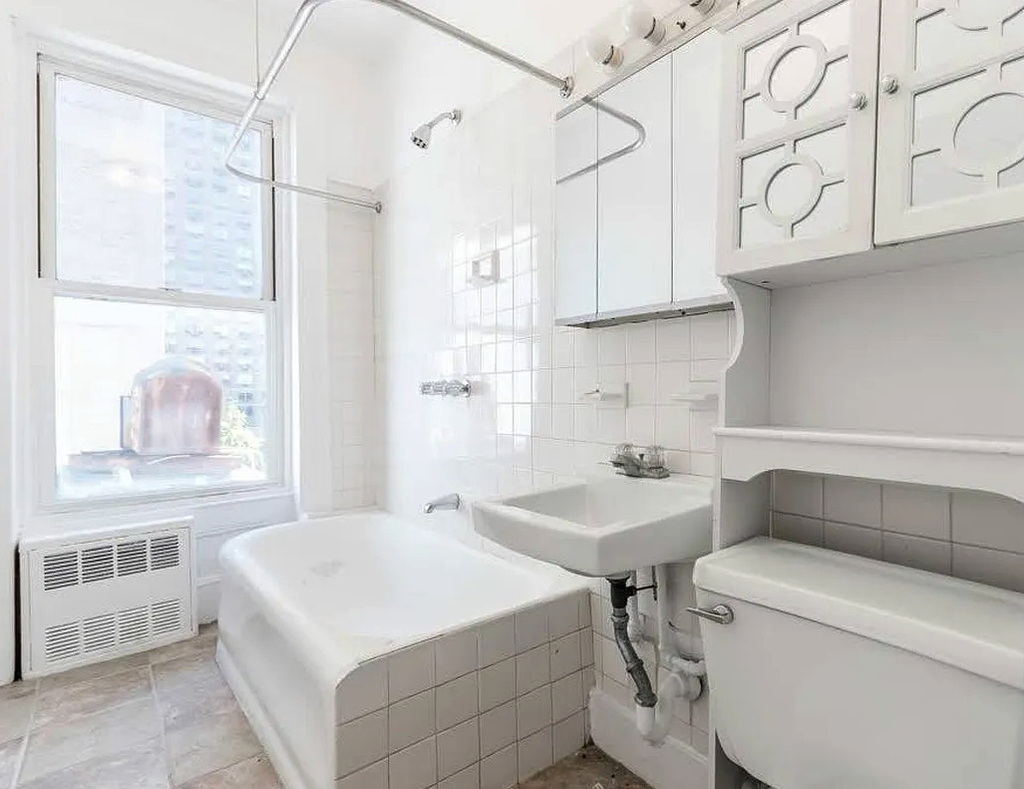 306 E 81st Street - Photo 6