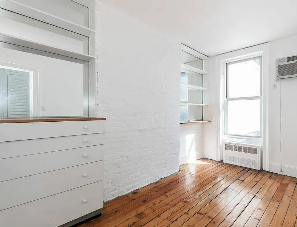 306 E 81st Street - Photo 4