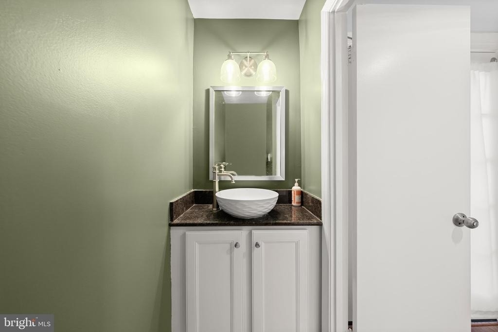 315 Center Street N - Photo 10