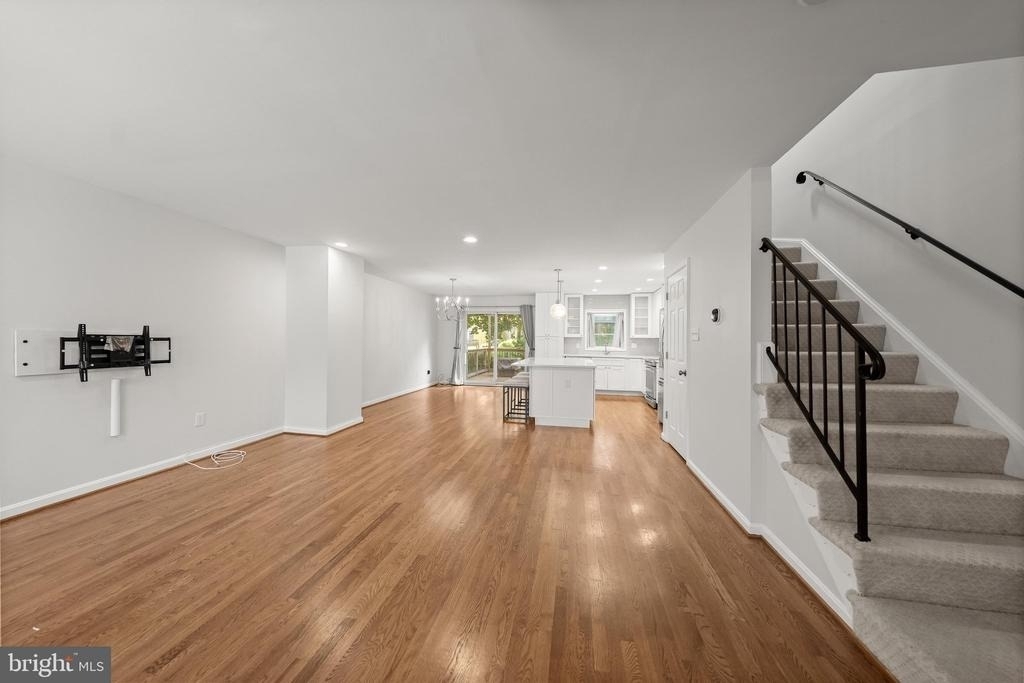 315 Center Street N - Photo 2