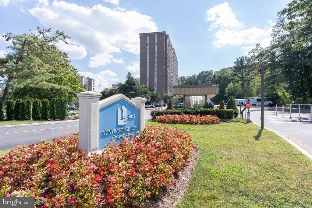 2059 Huntington Avenue - Photo 12