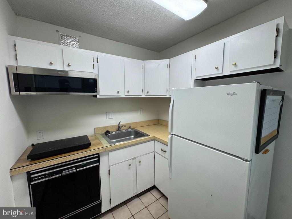 2059 Huntington Avenue - Photo 9