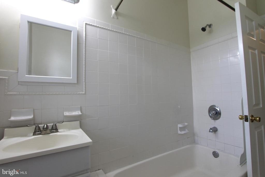 13-15 E Upsal Street - Photo 8