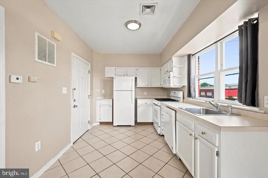 200 Wanamaker Avenue - Photo 2