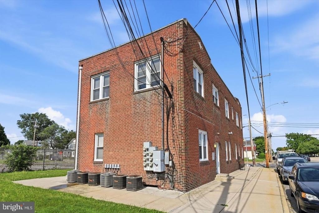 200 Wanamaker Avenue - Photo 0