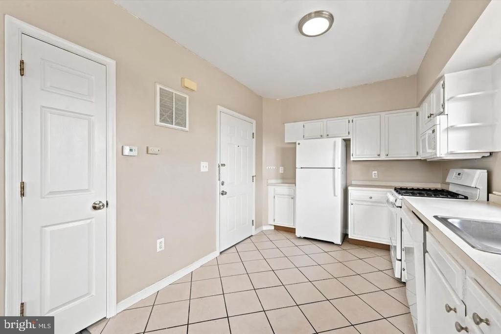 200 Wanamaker Avenue - Photo 5