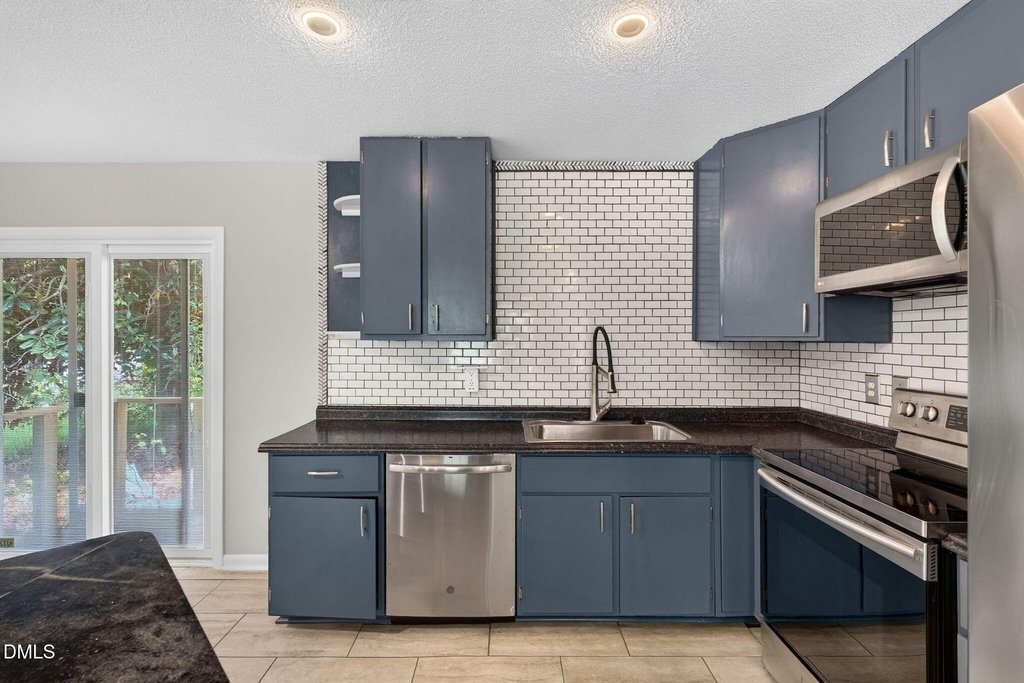 906 Vandora Avenue - Photo 3
