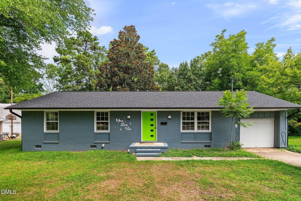 906 Vandora Avenue - Photo 0