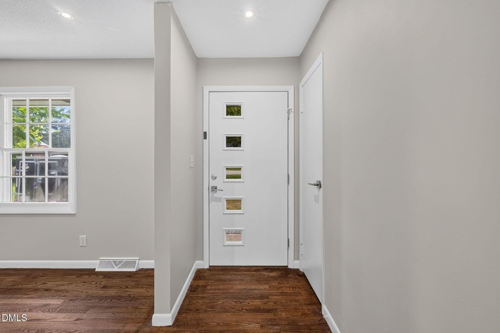 906 Vandora Avenue - Photo 10