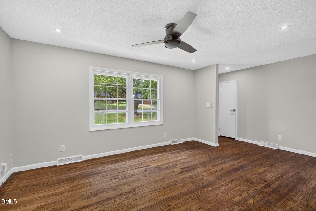 906 Vandora Avenue - Photo 1