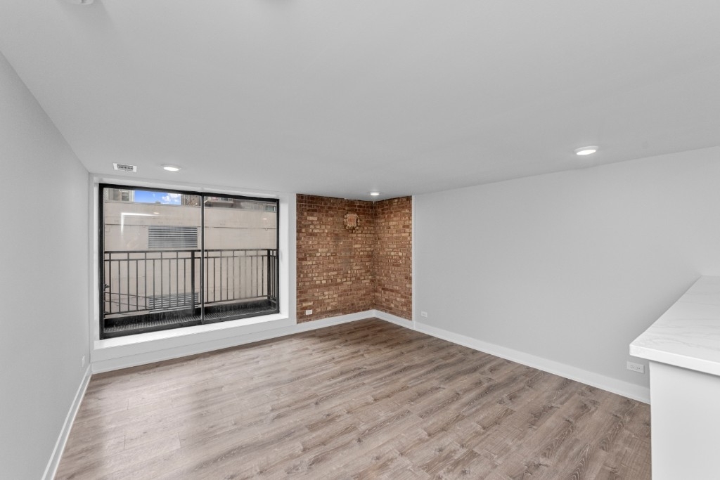 1220 N Lasalle - Photo 2