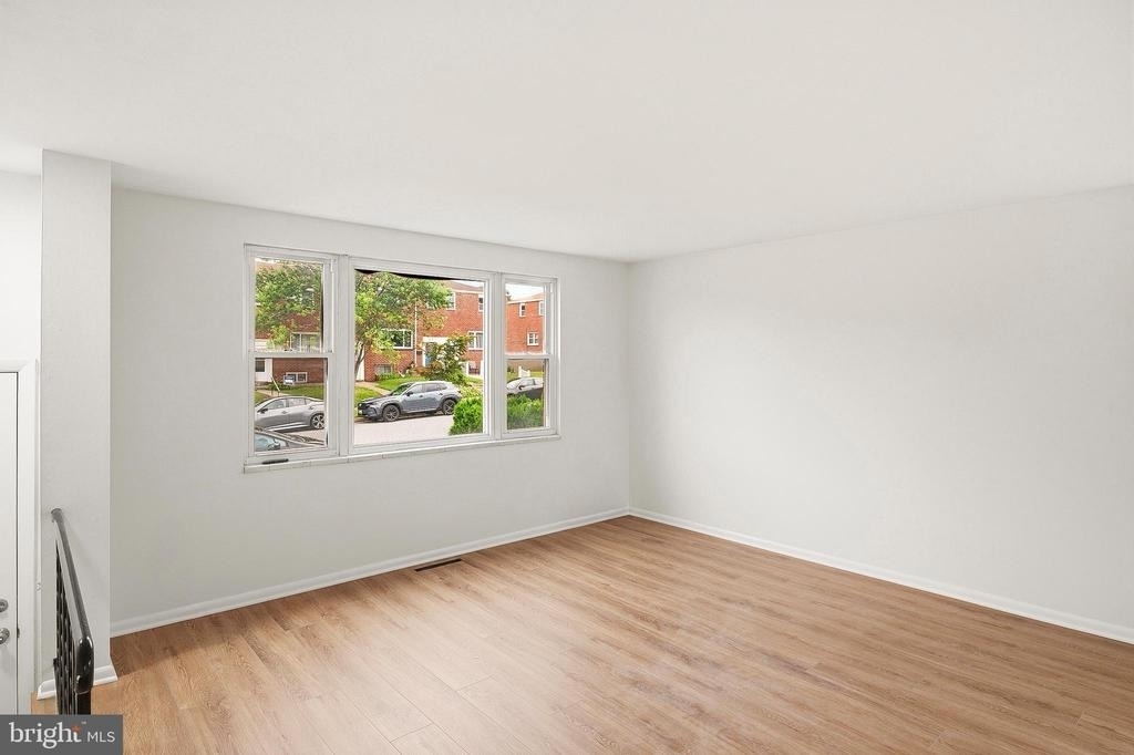 926 Regina Drive - Photo 3