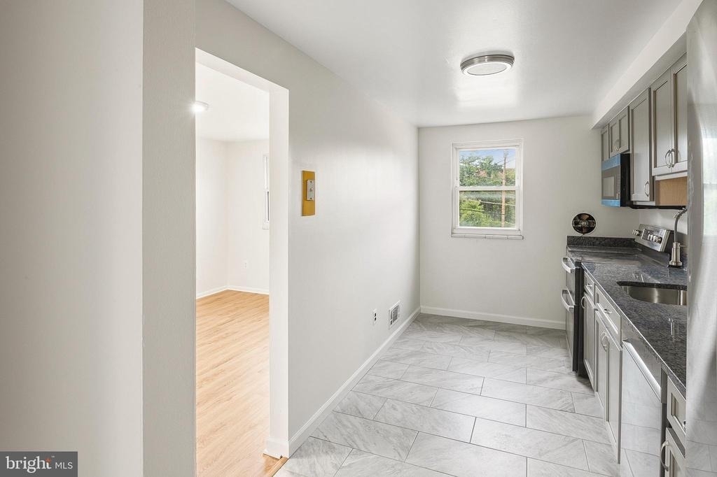 926 Regina Drive - Photo 9