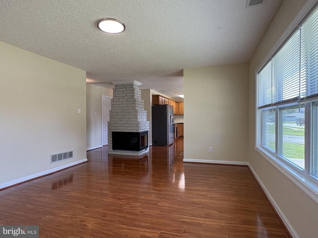 52 Chaucer Drive - Photo 2