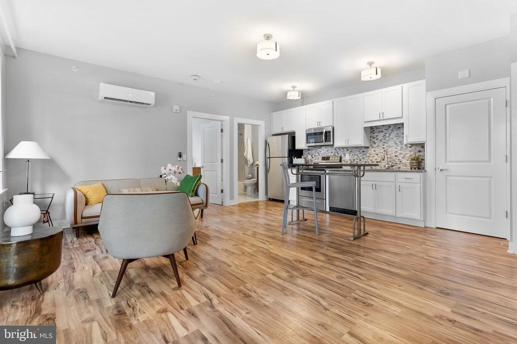 200 W 10th Street - Photo 6