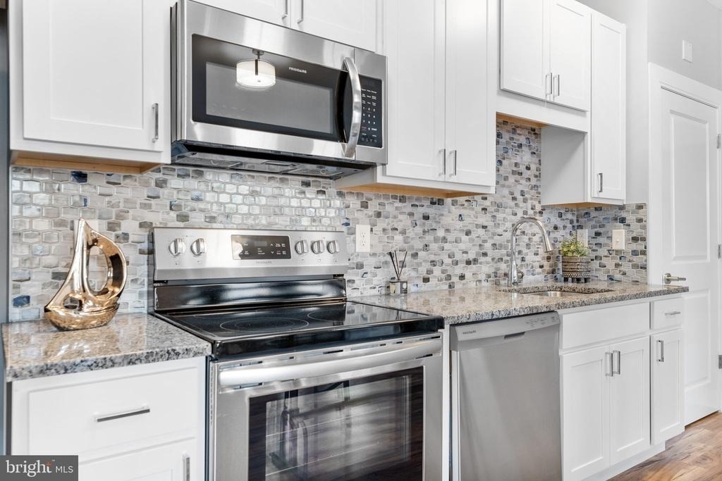 200 W 10th Street - Photo 8