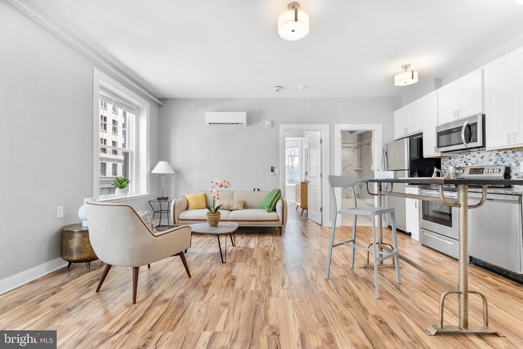 200 W 10th Street - Photo 0