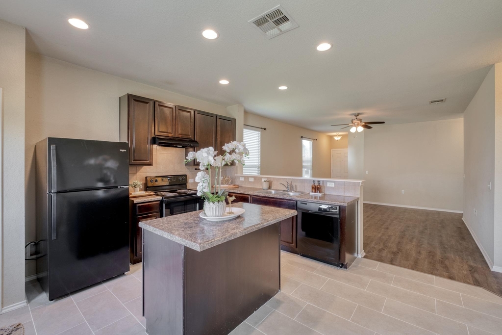 5704 Levenwood Ln - Photo 5