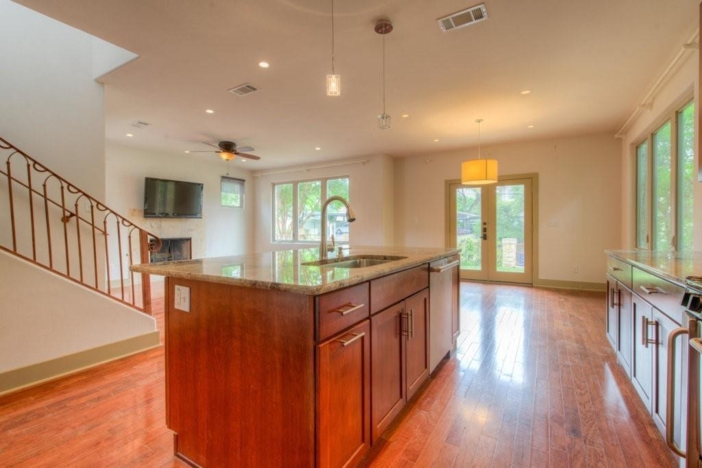 605 Peacock Ln - Photo 3