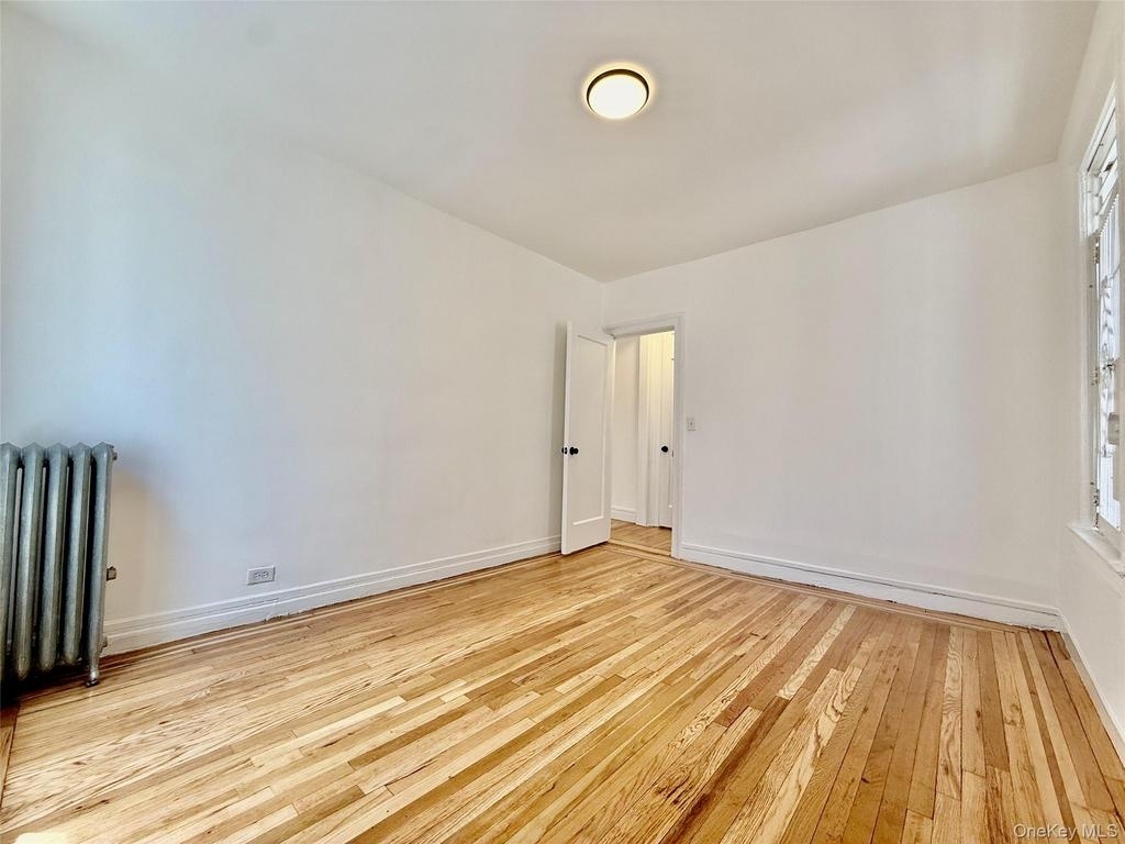 Listing in Bronx 2156 Cruger Ave. - Photo 2