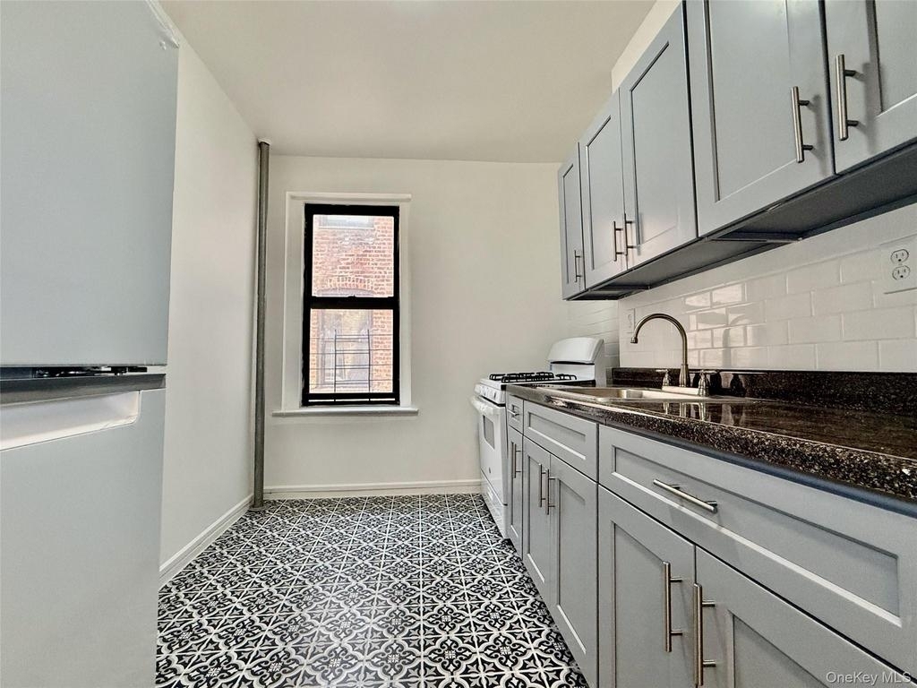 Listing in Bronx 2156 Cruger Ave. - Photo 8
