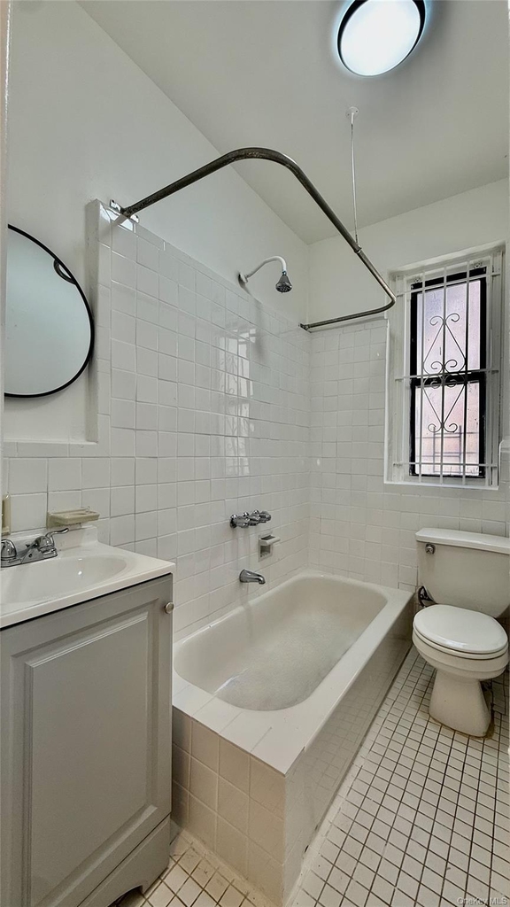 Listing in Bronx 2156 Cruger Ave. - Photo 9