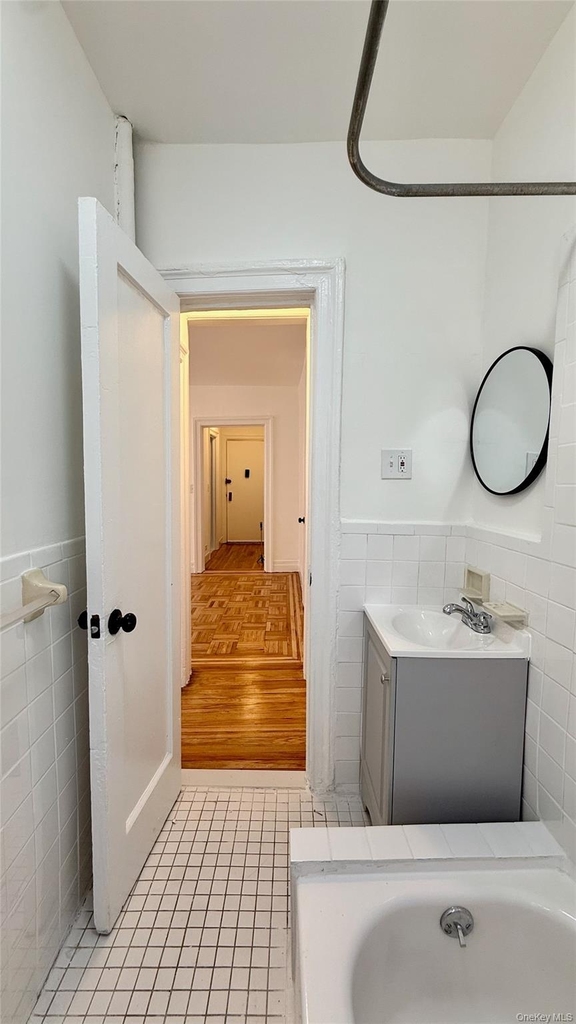 Listing in Bronx 2156 Cruger Ave. - Photo 5
