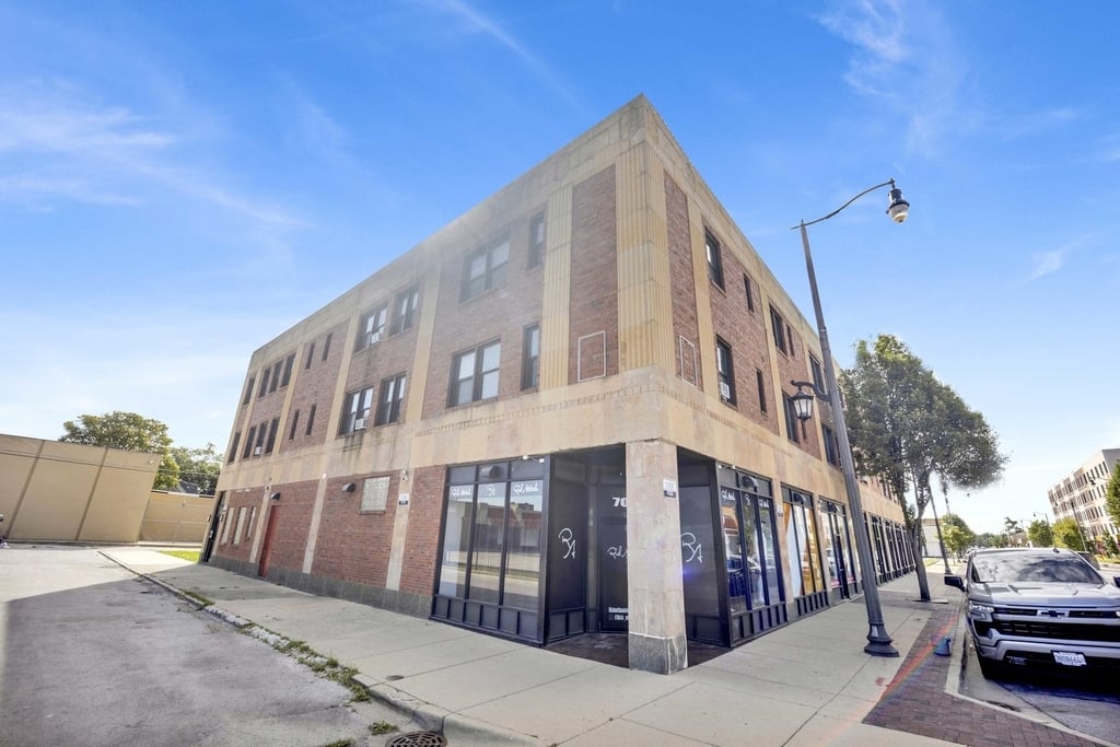 414 W Walnut Street - Photo 2