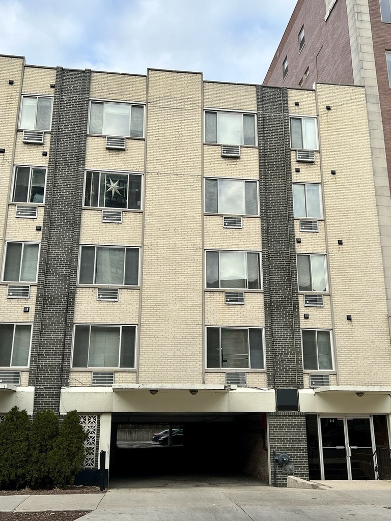 516 W Melrose Street - Photo 0