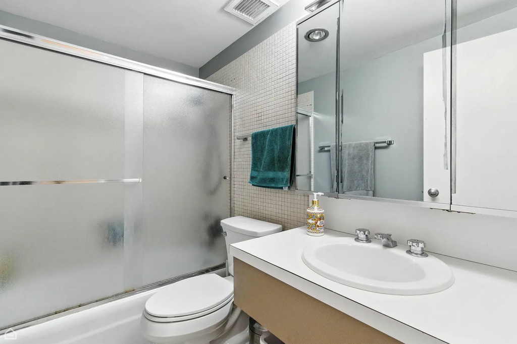 175 E Delaware Place - Photo 8