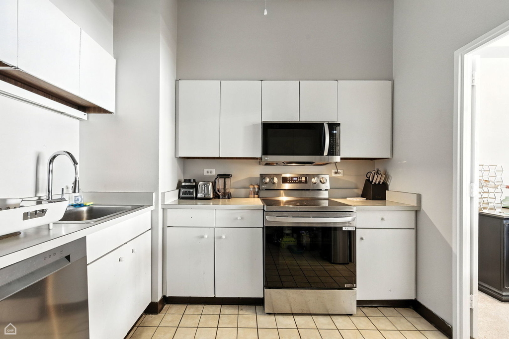 175 E Delaware Place - Photo 4
