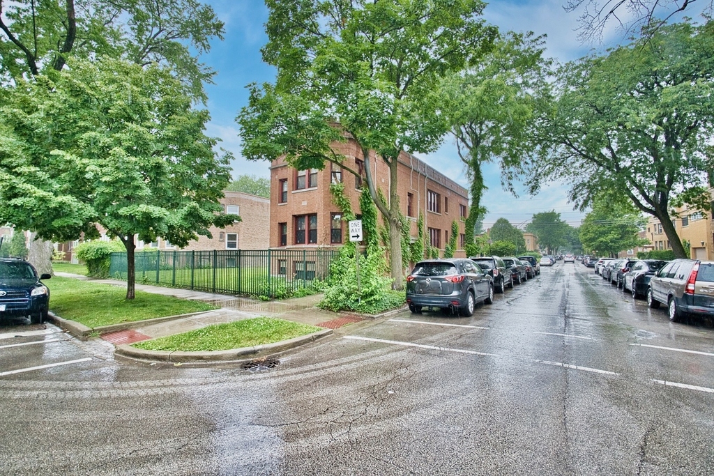 2437 W North Shore Avenue - Photo 0
