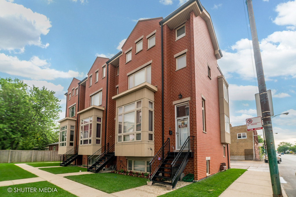 4251 W Montrose Avenue - Photo 0
