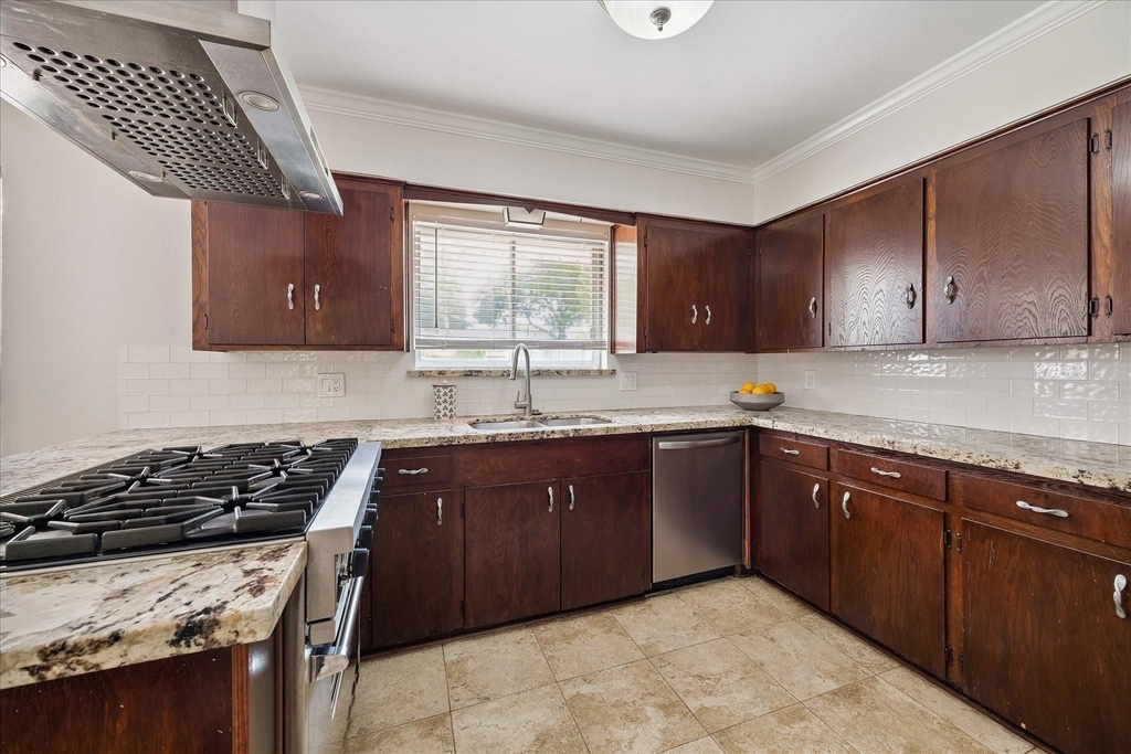 9777 Larston Street - Photo 6
