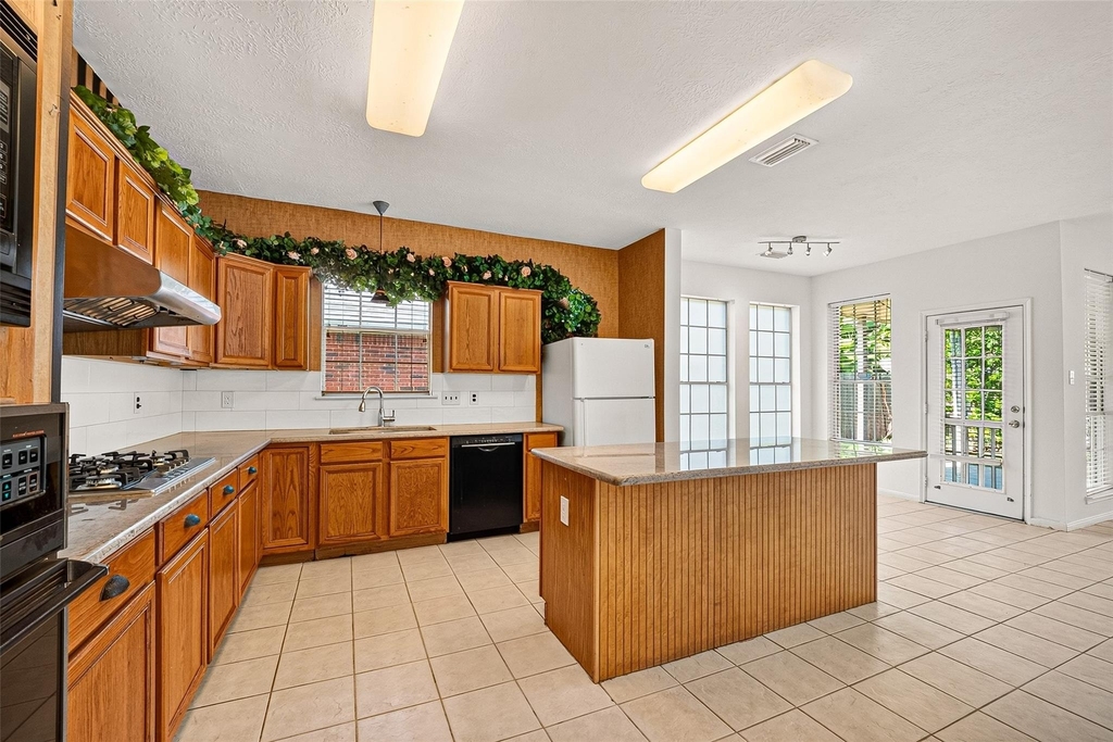 2411 Charter Oaks Court - Photo 7