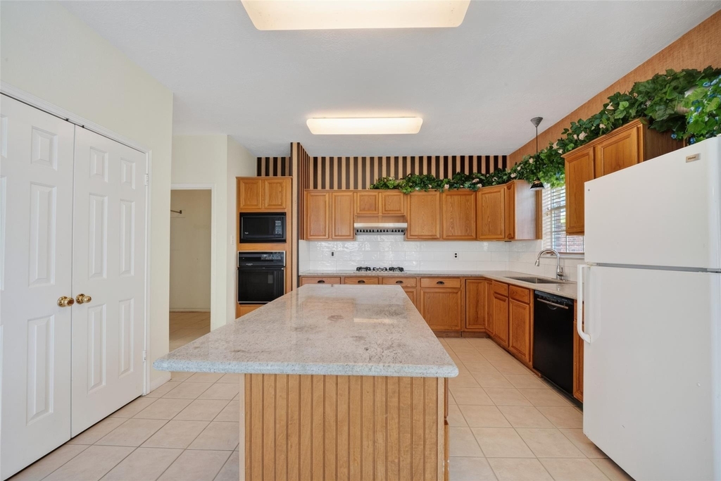 2411 Charter Oaks Court - Photo 8