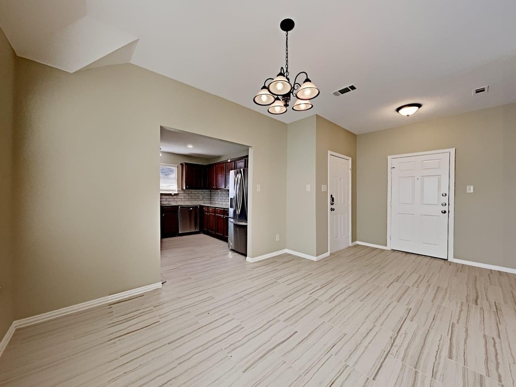 2308 Arrowhead Dr - Photo 4