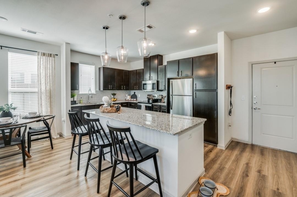 2201 Creekview Drive - Photo 2
